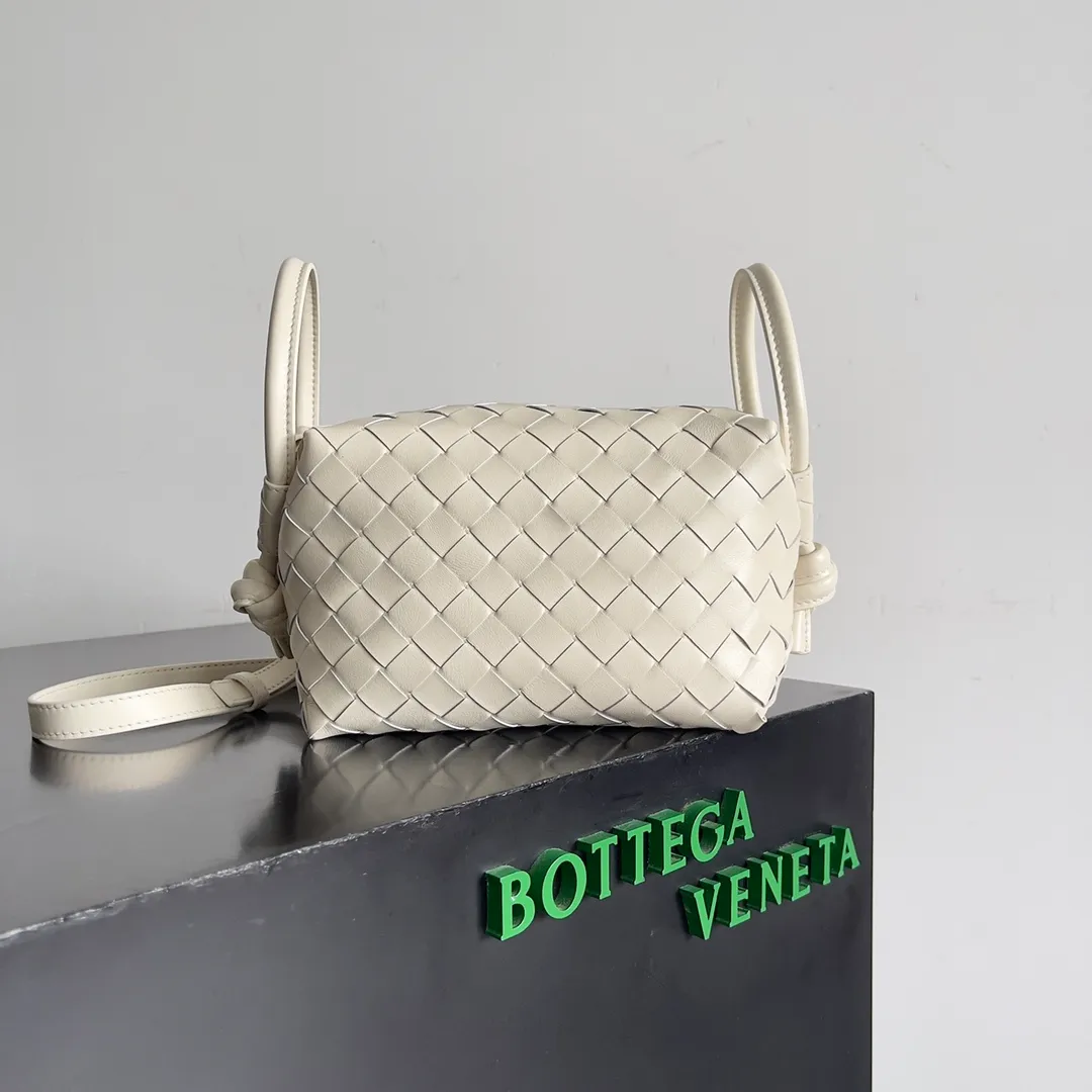 Batch 1360 BOTTEGA VENETA 2024 new loop is here! ! Many girls who like BV have owned the Loop bag. It has a simple appearance, classic weaving, and a compact and lightweight bag shape. This innovation continues the "camera bag" shape. Unlike the traditional Loop bag, which can only be worn as a crossbody bag, this innovation It can be carried by hand or cross-body, satisfying both the concave shape and daily needs. The oversized buckle can be folded and used as a handle. The sultry heat in summer ☀️ usually reduces people's desires. Having a lightweight bag will greatly enhance the happiness of traveling🫧 Style number: 796615 Size: 19*12*9cm